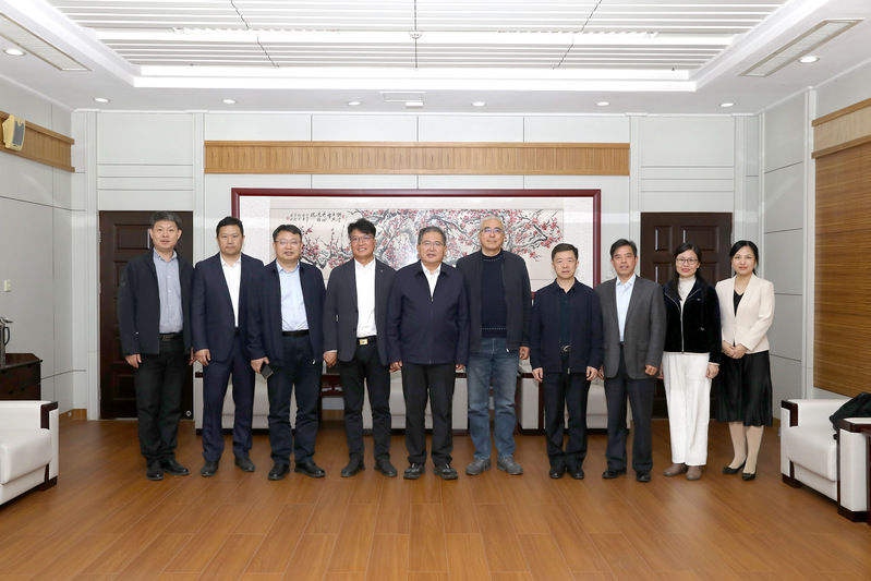 校（院）举行王玲特困生救助基金发放仪式
