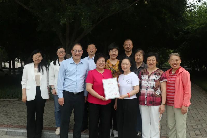 陶瓷78级校友返校举行树木认养活动